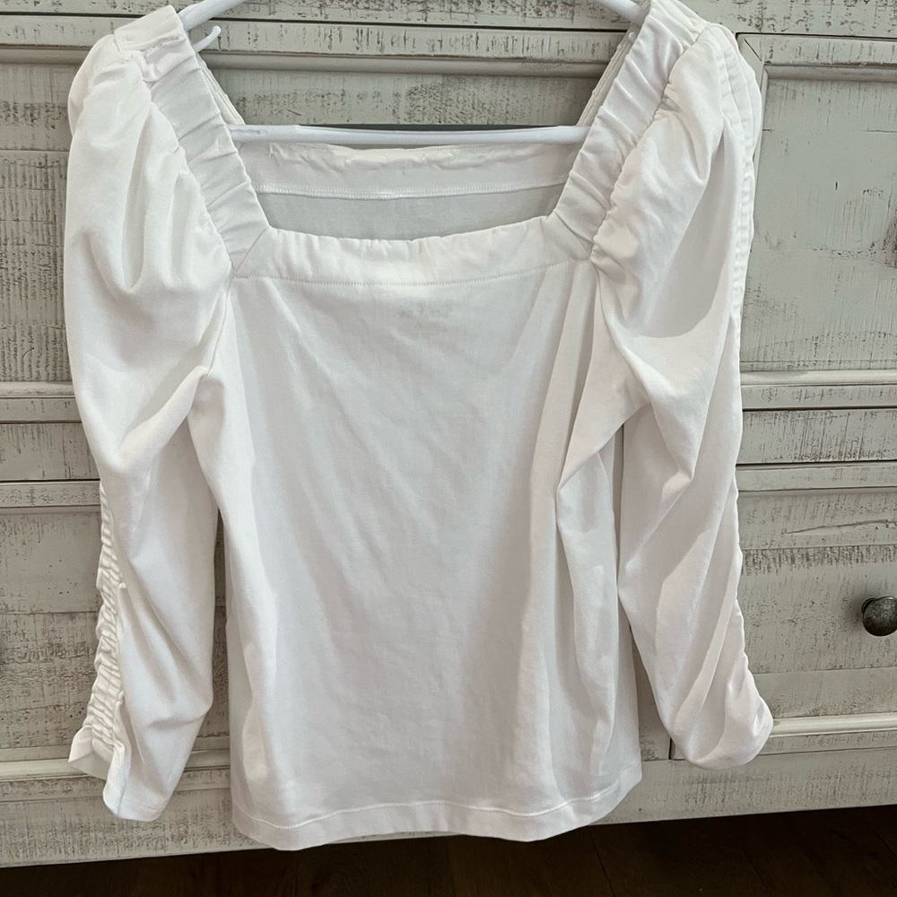 Description
Lilly Pulitzer Fitted
White Top, size Medium